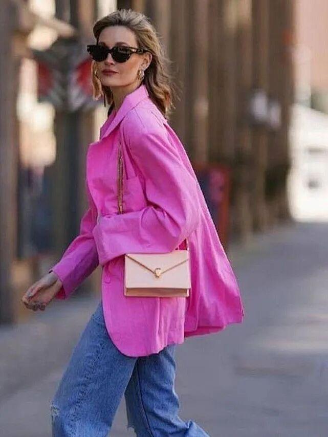 Thiết kế này có thể kết hợp cùng quần jeans, quần ống rộng hoặc chân váy để tạo nên nhiều phong cách khác nhau.