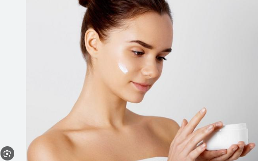 Lotion có kết cấu lỏng nhẹ hơn so với kem dưỡng, chứa nhiều nước và thẩm thấu nhanh vào da. 