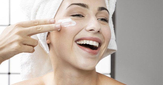 Dưỡng ẩm là bước quan trọng giúp duy trì độ ẩm tự nhiên, hỗ trợ hàng rào bảo vệ da và cải thiện tình trạng khô ráp. 