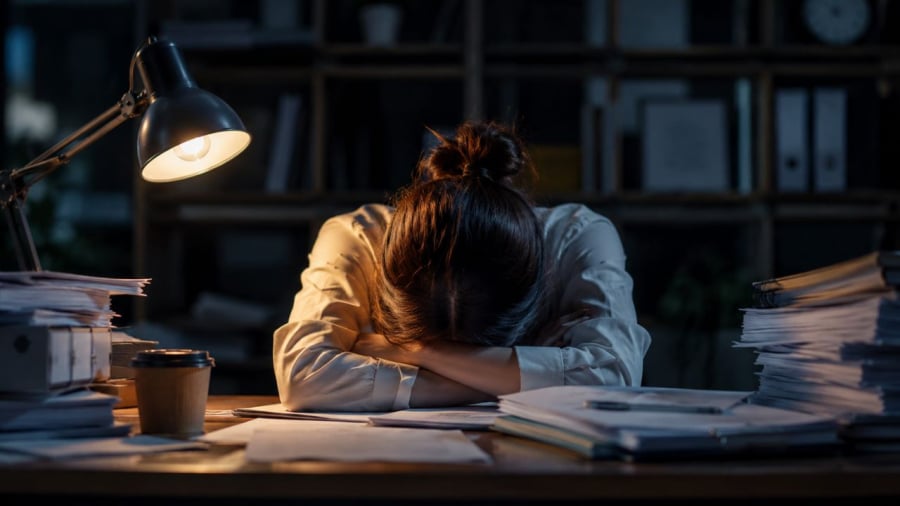 Nghỉ ngơi đủ mà vẫn mệt thường là do quá tải tinh thần