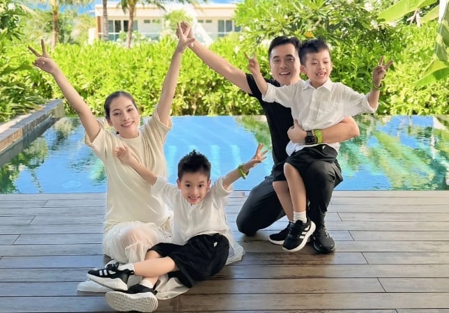 Nhạc sĩ cũng tiết lộ vợ mang song thai con gái.