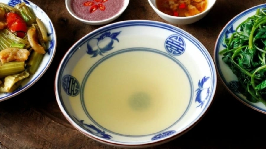 Nước luộc rau có chứa nhiều vitamin, khoáng chất từ rau được hòa tàn trong nước.