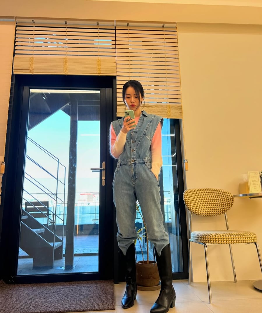 Những bộ jumpsuit hoặc quần denim dáng đứng thường xuyên xuất hiện trong tủ đồ của nữ diễn viên.