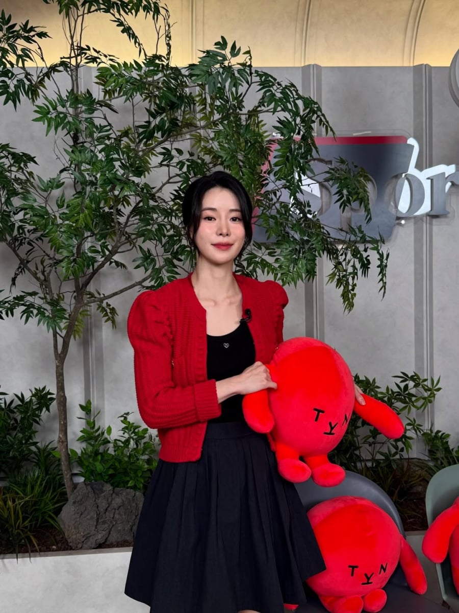 Một trong những công thức được Lim Ji Yeon yêu thích là sự kết hợp giữa váy ngắn và cardigan màu sắc nổi bật. 