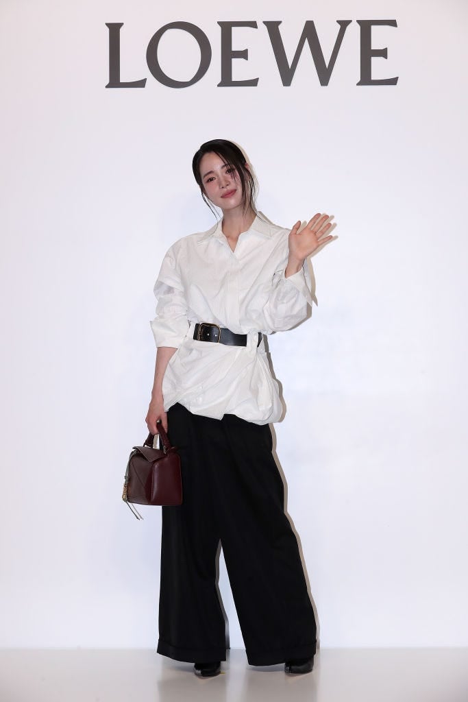 Phong cách được đánh giá cao nhất của Lim Ji Yeon có lẽ nằm ở những bộ Shbet999 com đăng nhập công sở mang tinh thần tối giản. 