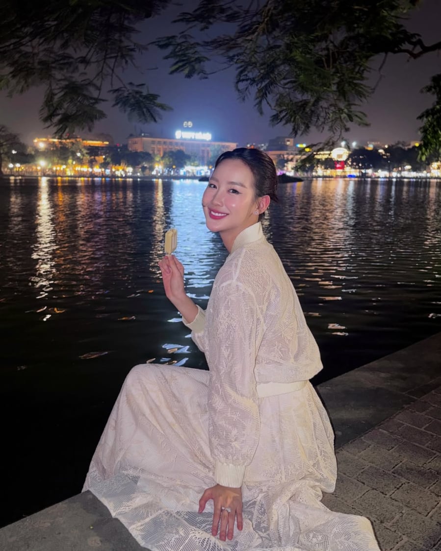 Các thiết kế dài tay, kín đáo nhưng được xử lý tinh tế ở phần eo giúp vóc dáng trở nên cân đối và thanh thoát hơn.