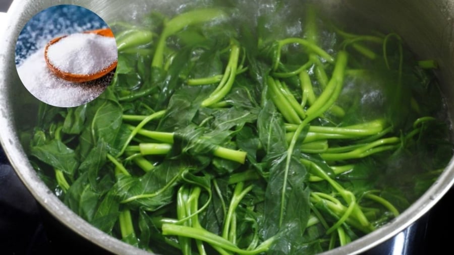 Thêm muối giúp rau luộc xanh hơn.