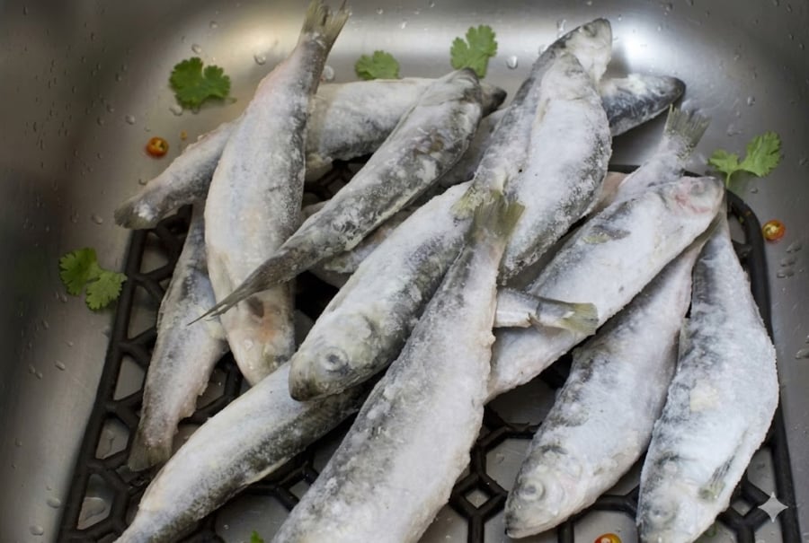  Do một lượng muối nhất định đã thấm nhẹ vào các thớ thịt trong quá trình rã đông, nên khi tẩm ướp gia vị để nấu nướng, bạn nhớ giảm lượng nước mắm hoặc muối lại để Shbet0099 cá cược trực tuyến không bị quá mặn.