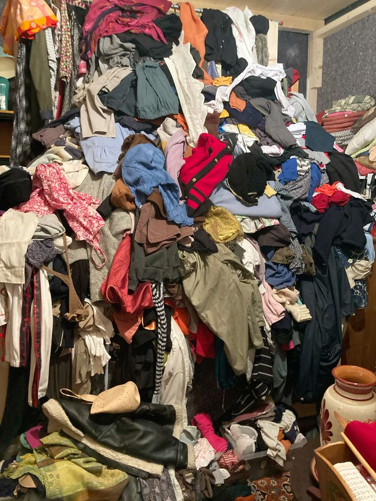 Quần áo cũ lâu năm nên bỏ bớt khỏi nhà