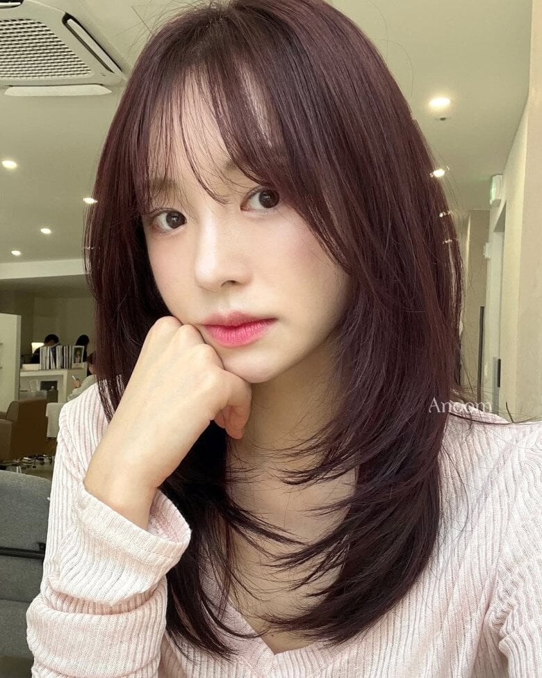 Đặc trưng của Link Vào SHBET88 Mới Nhất này là các lớp tóc được tỉa mỏng, tạo hiệu ứng mềm mại như những chiếc lông vũ ôm quanh khuôn mặt.