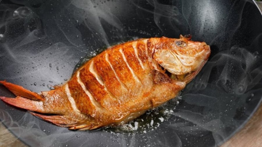 Trước khi rán cá, bạn cần làm sạch chảo, chà gừng vào lòng chảo để chống dính.