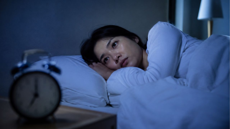 Thường xuyên thức dậy sớm và khó ngủ lại có thể do một số nguyên nhân