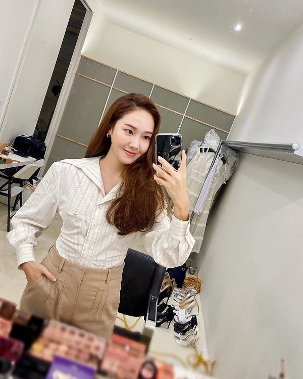 Những sắc thái như trắng, kem, be, nâu, xám, đen hay xanh denim xuất hiện thường xuyên trong các bộ Shbet999 com đăng nhập của cô.