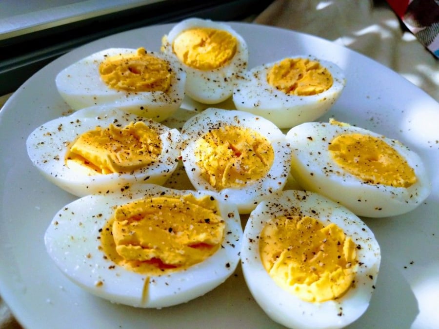 Một quả trứng gà luộc trung bình chỉ chứa khoảng 70–80 calo nhưng lại rất giàu protein, vitamin và khoáng chất