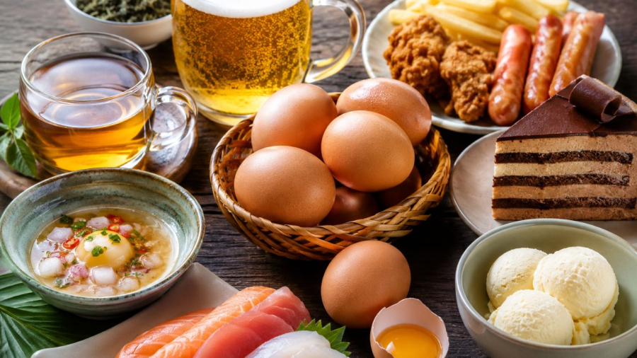 Tránh ăn trứng với rượu bia