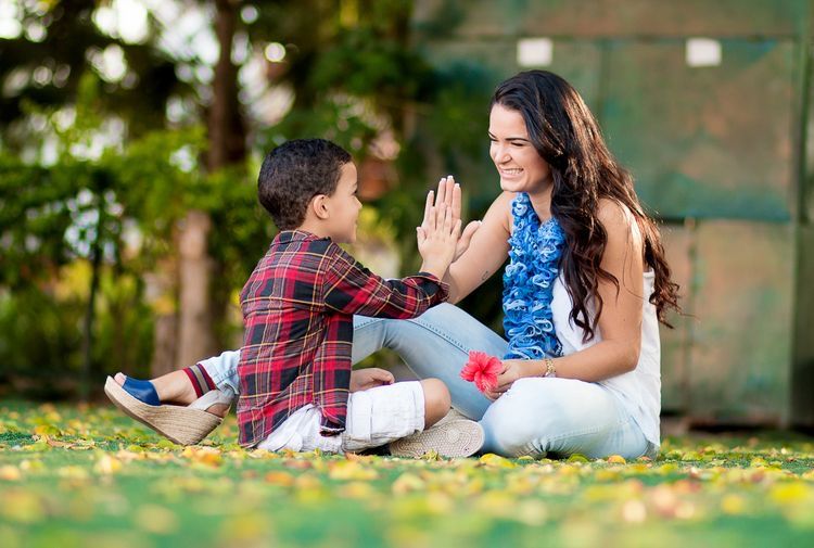 Người mẹ coi trọng học hỏi hơn điểm số thường khuyến khích con học tốt hơn