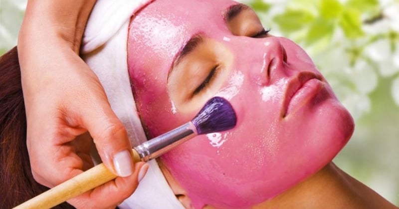 Sau khi làm sạch, các lát củ dền được đặt lên những vùng da cần chăm sóc trong vài phút rồi rửa lại bằng nước sạch.