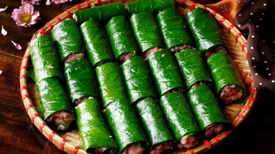 Khi gói chả lá lốt, nên để mặt bóng quay ra bên ngoài.