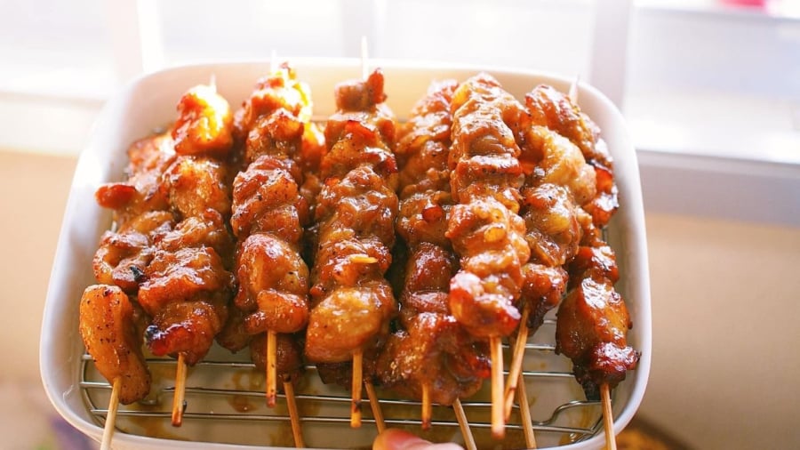 Thịt xiên nướng ngon nhất là nước trên than hoa. Nếu không thể dùng than, bạn có thể nướng thịt bằng lò nướng, nồi chiên không dầu.