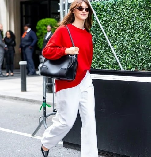Áo len rộng mang đến cảm giác thoải mái và ấm áp, trong khi quần ống đứng giúp cân bằng tổng thể, tránh cảm giác luộm thuộm.