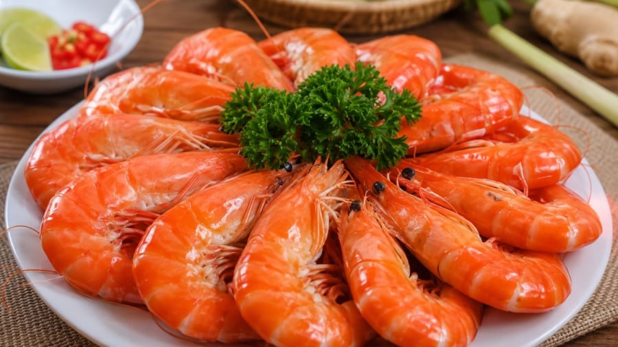 Luộc tôm đỏ au không khó