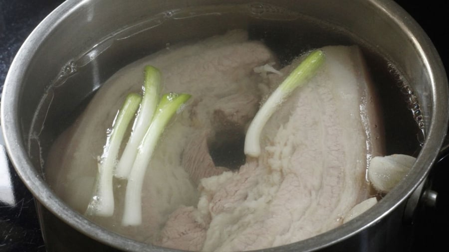 Khi luộc thịt, bạn nên thêm gừng và hành lá để khử mùi hôi.