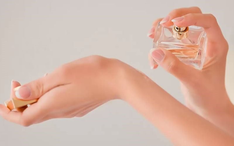 Thay vì sử dụng vào ban ngày, bạn có thể thử xịt một lượng nhỏ lên da sau khi tắm buổi tối hoặc trước khi đi ngủ. 