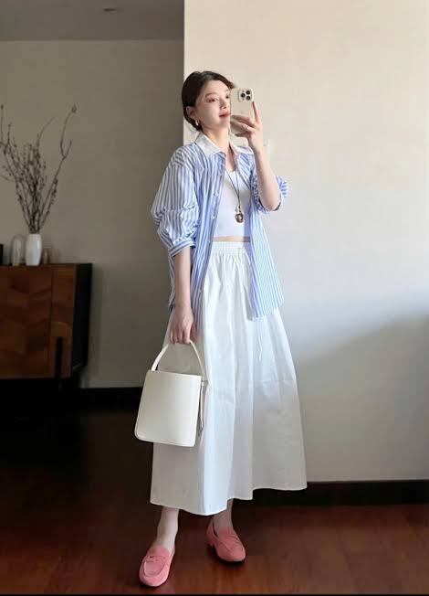 Phom váy xòe nhẹ tạo cảm giác mềm mại, nữ tính nhưng vẫn giữ được sự chỉn chu cần thiết. 