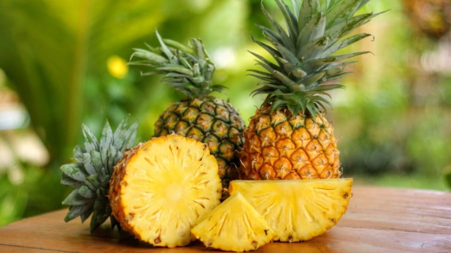 Dứa càng chín chứa càng nhiều đường, chủ yếu là các loại đường đơn như glucose, fructose, sucrose.