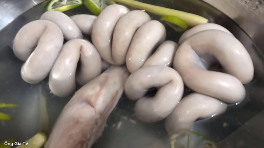 Bạn cần vớt tràng ra và thả ngay vào bát nước đá lạnh sẽ giúp tràng trắng hơn