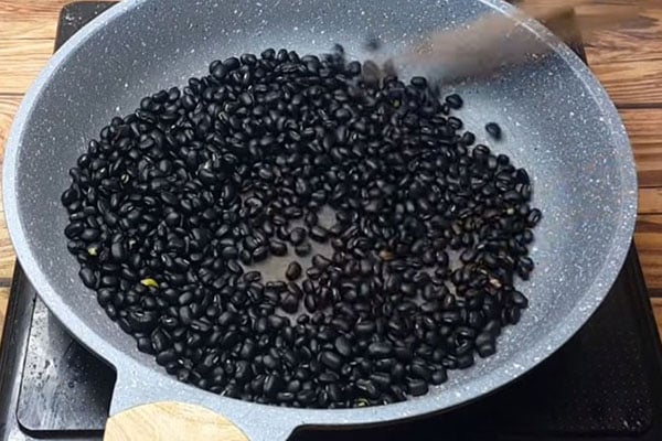 Không rang đậu trước khi nấu    