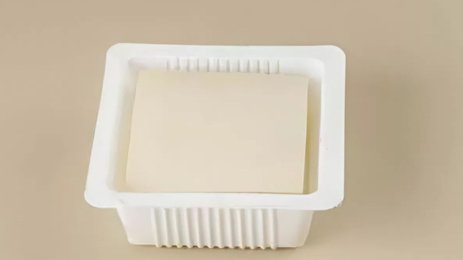 Đậu phụ được ngâm trong nước để tránh vỡ nát khi vận chuyển.