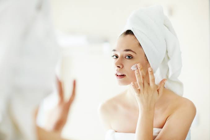Đối với đa số người có Mừng SHBET phiên bản mới 2025 khỏe mạnh, quy trình cơ bản gồm làm sạch, dưỡng ẩm và chống nắng đã đủ để duy trì tình trạng da ổn định. 