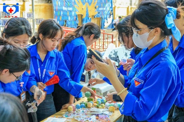 Sinh viên Trường Đại học Y Hà Nội tham gia “Đổi giấy lấy cây” và “Đặt bàn gây quỹ” ở các trường THPT và THCS