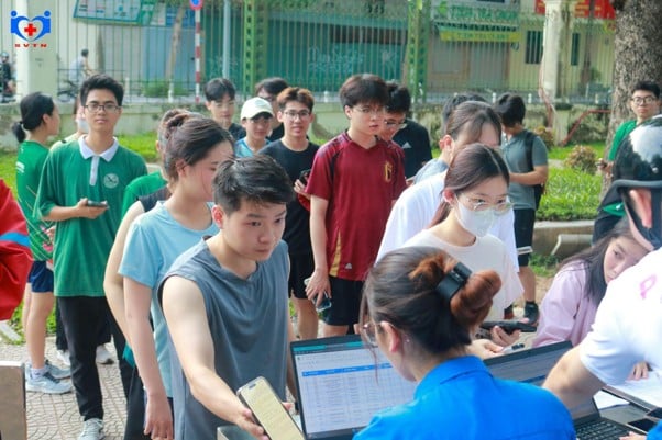Thí sinh đăng ký tham gia “Tuần lễ chạy bộ gây quỹ”