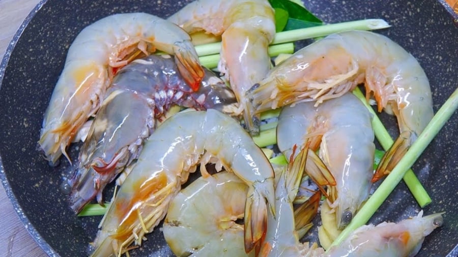Luộc tôm không dùng nước sẽ giúp thịt tôm giữ được độ ngọt tự nhiên.