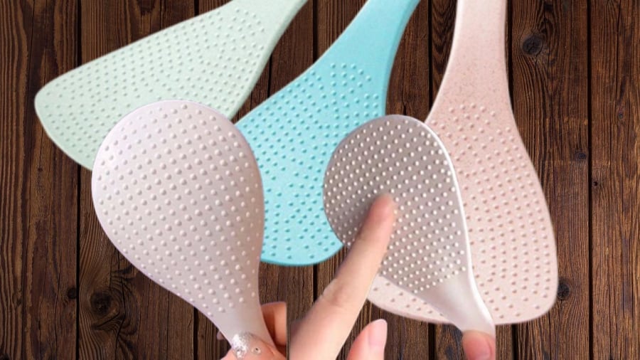 Trước hết, những chấm tròn này có tác dụng giảm độ bám dính của cơm lên muôi