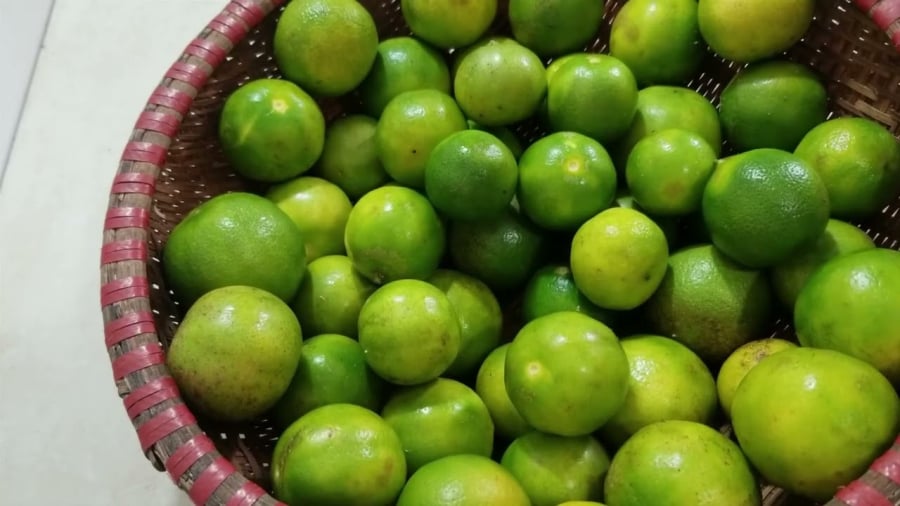 Một lợi ích ít người để ý là chanh còn giúp giảm độ bám của cặn dầu trên chảo