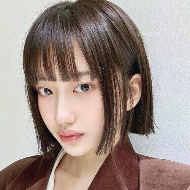  Thay vì phủ kín trán, phần mái được chia thành những lọn nhỏ tạo cảm giác tự nhiên hơn.