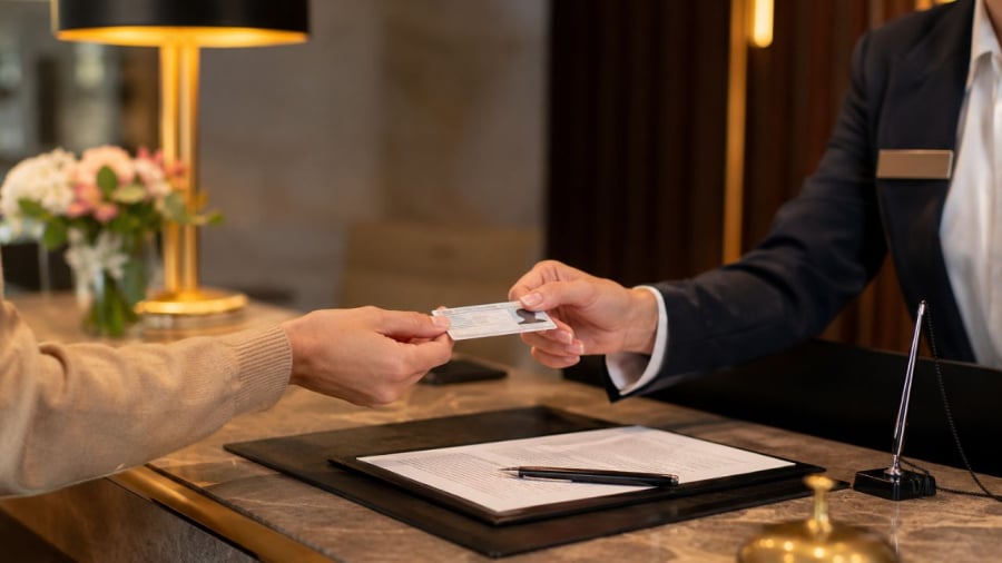 Nhân viên lễ tân có thể kiểm tra thông tin thông qua căn cước nhưng không được phép giữ