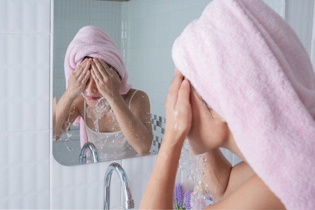 Với da dầu, nước ấm ở mức khoảng 35 độ C được xem là phù hợp nhất vì vừa giúp làm sạch bã nhờn trong lỗ chân lông vừa hạn chế nguy cơ gây kích ứng.