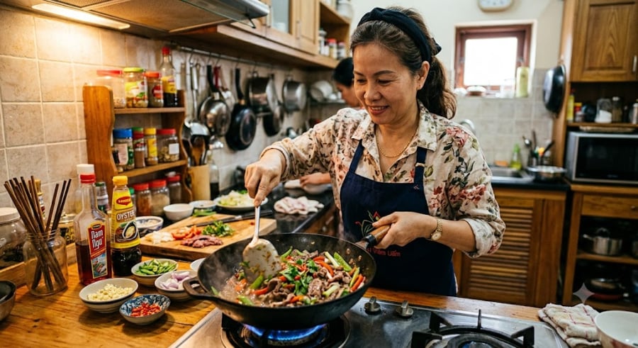 Nếu bạn xào thịt bò trên lửa nhỏ, quá trình này diễn ra chậm, nước bên trong sẽ từ từ thoát ra khiến miếng thịt bị luộc trong chính dịch của nó. Kết quả là miếng thịt bò mất độ ẩm, trở nên dai, khô và bã.    
