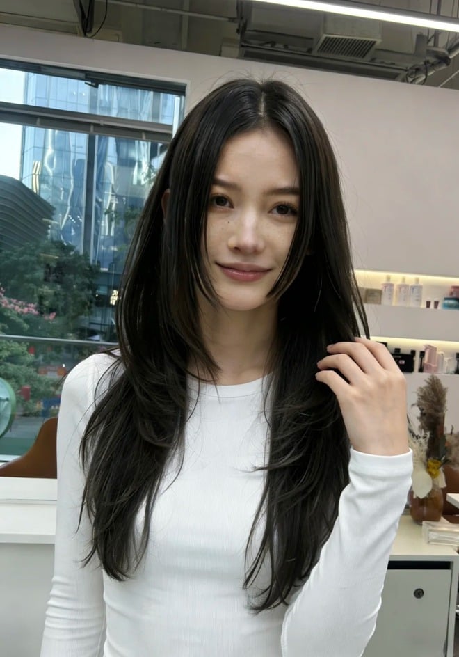Các lớp tóc được cắt ôm nhẹ quanh hai bên má giúp gương mặt trở nên cân đối hơn, đồng thời làm dịu những đường nét góc cạnh.