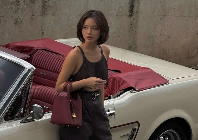  Khi đi cùng áo tank top, chất liệu da tạo nên sự tương phản với vẻ mềm mại của chiếc áo, giúp tổng thể trở nên cá tính và hiện đại.