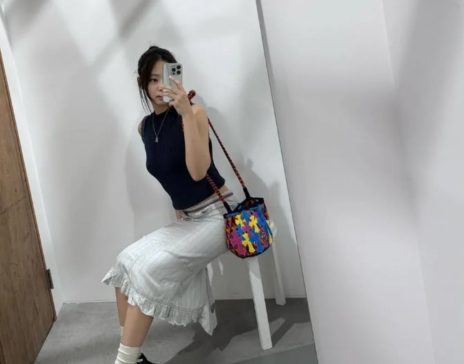 Chân váy midi, chân váy chữ A hay chân váy bút chì đều có thể kết hợp hài hòa với thiết kế tối giản của tank top.