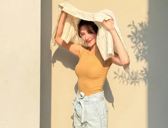 Quần short denim, kaki hoặc linen đều có thể phối cùng tank top ôm hoặc dáng suông.