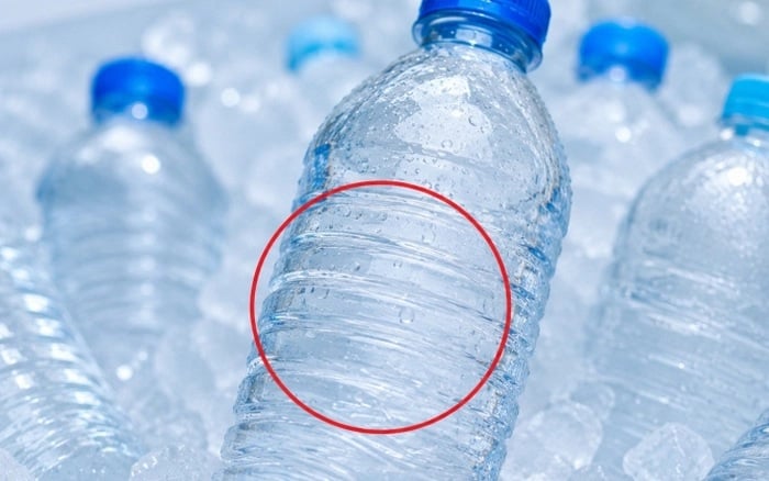 Vì sao nước đóng chai phải có nhiều đường gân?