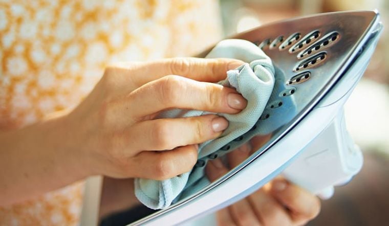 Sử dụng muối hạt để vệ sinh bàn ủi là cách đơn giản nhất.