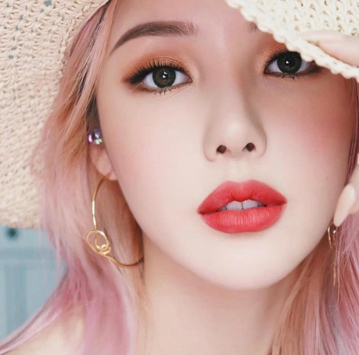  Khi tán nền, chỉ nên lấy lượng vừa đủ rồi dặm nhẹ từ trung tâm khuôn mặt ra ngoài bằng mút trang điểm để sản phẩm tiệp vào da.