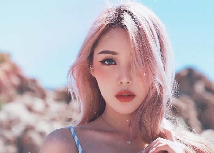 Nếu da khô ráp hoặc thiếu ẩm, kem nền rất dễ bám không đều, nhanh mốc và bong tróc khi gặp thời tiết nắng nóng.